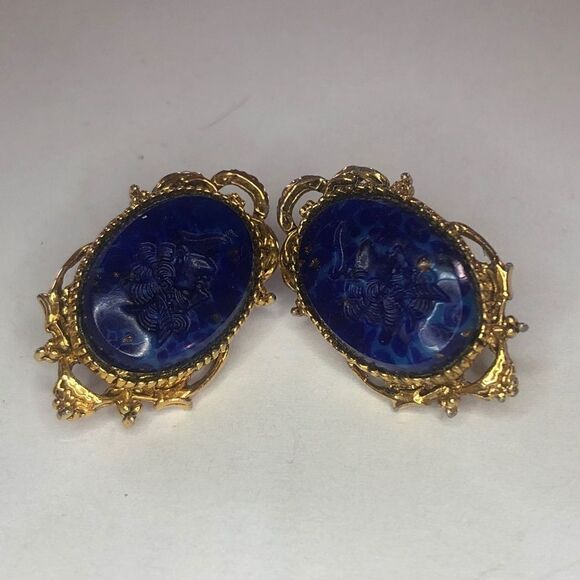 Vintage BLUE‎ LAPIS Clip On EARRINGS GOLD-TONE VERY NICE Signed ART - Picture 1 of 2